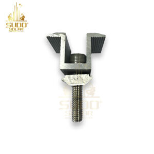 Kẹp giữa tấm pin năng lượng mặt trời